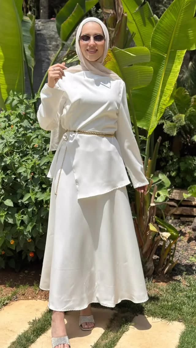 طقم تنورة وبلوزة بفتحة جانبية وحزام دهبي – White