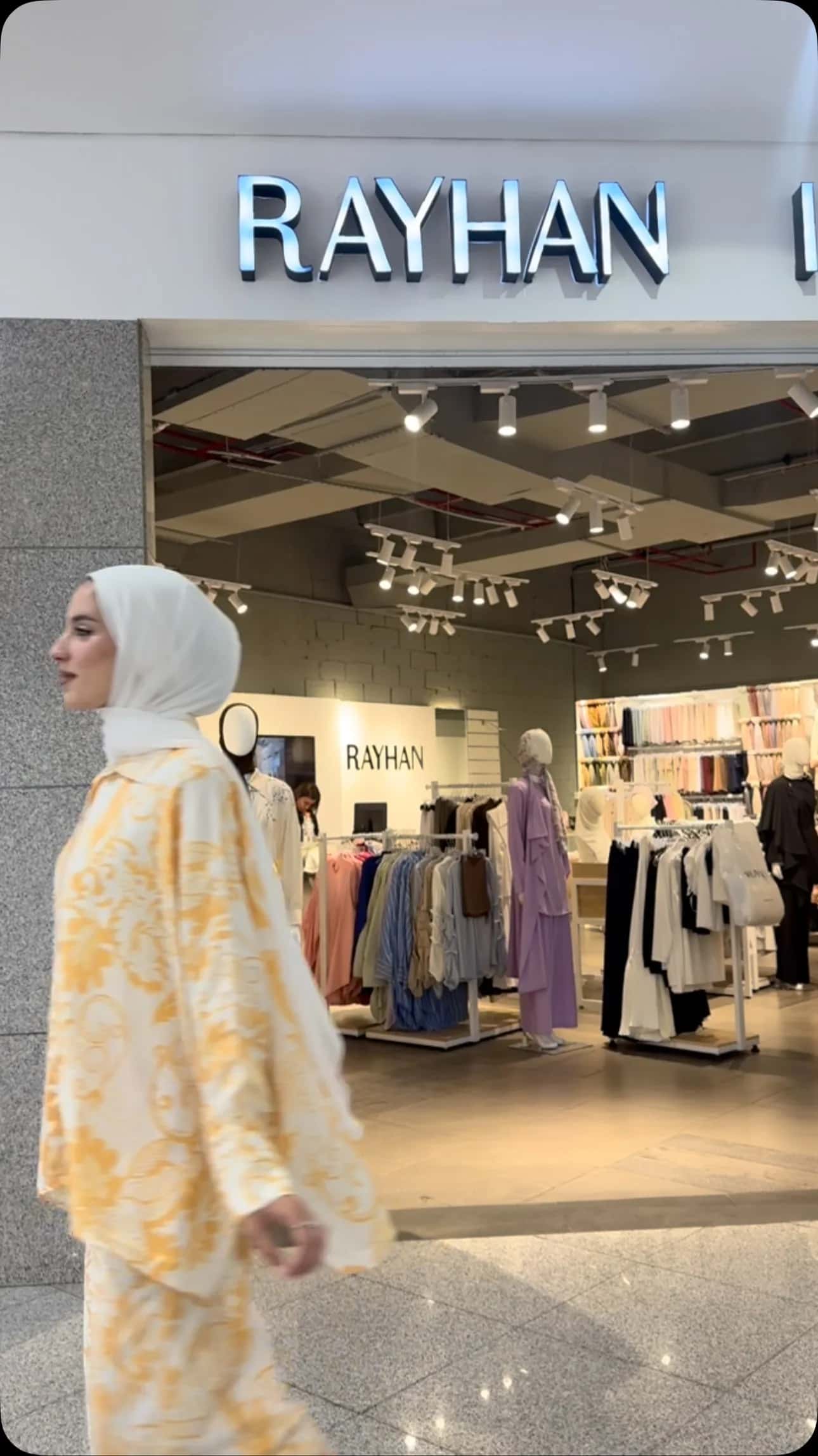طقم واسع بنقشة – نقشة أصفر وأبيض