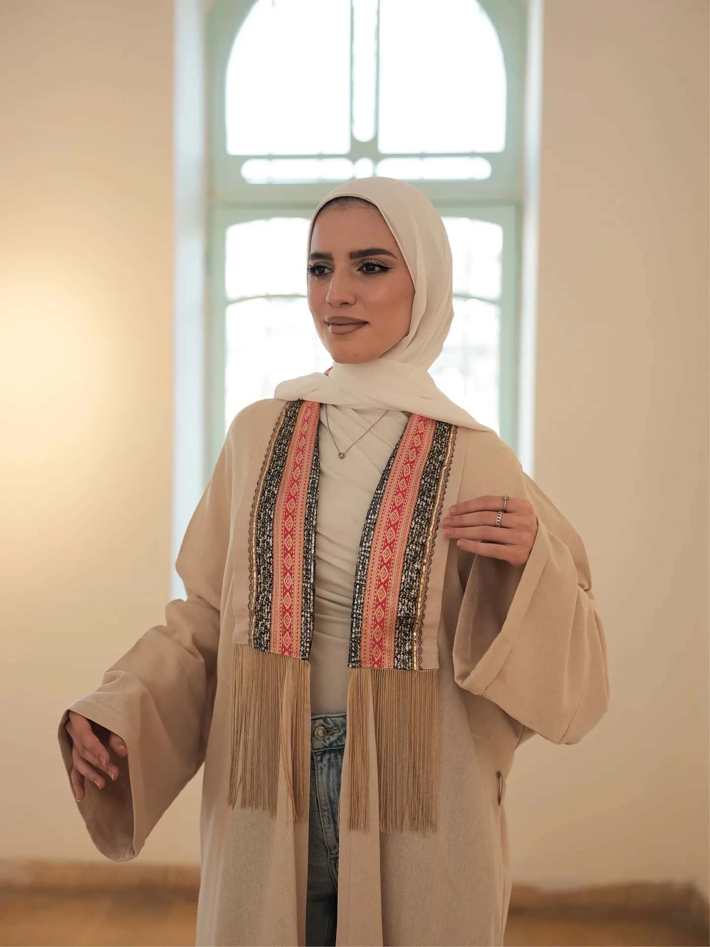 عباية رمضان بشرائط مطرزة وشراشيب – بيج