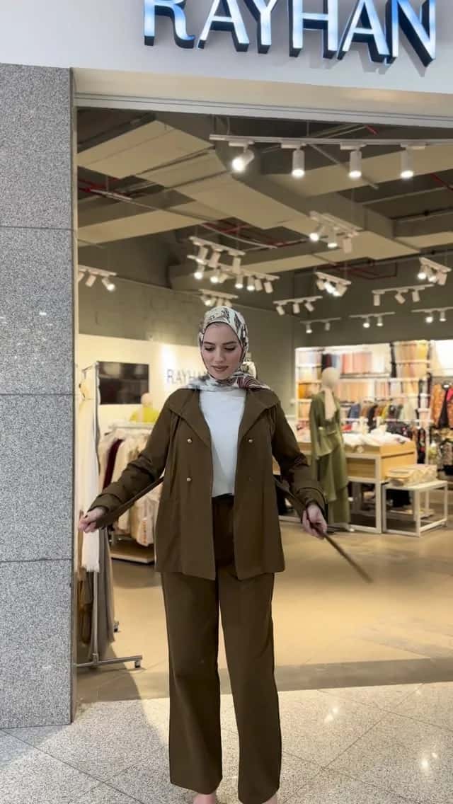 طقم جاكيت بصفين أزرار وبنطلون – زيتي/بني